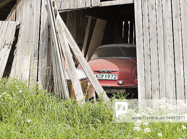 Ein Auto in einer alten Scheune  Schweden.