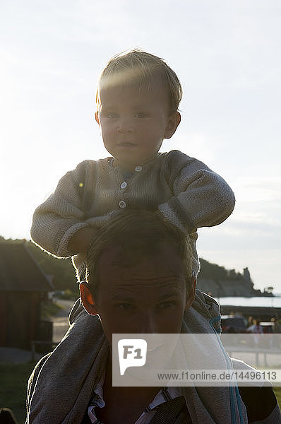 Ein Kind  das auf den Schultern seines Vaters sitzt  Schweden .