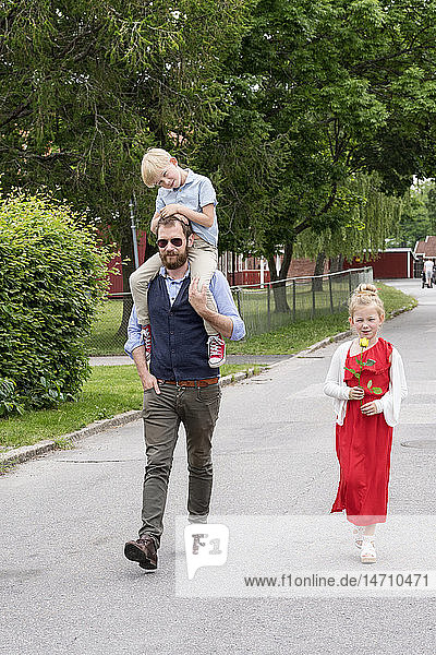 Vater geht mit Kindern spazieren