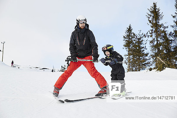 Vater und Sohn beim Skifahren