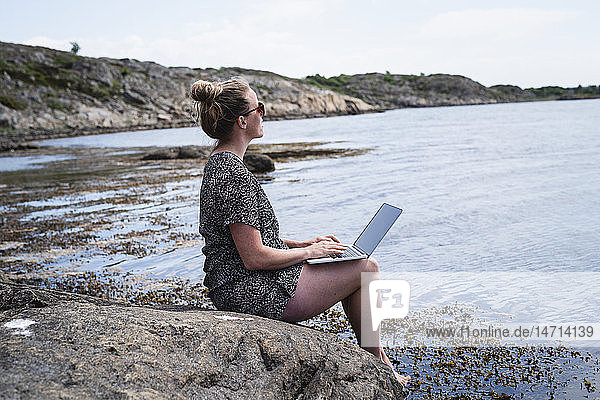 Frau benutzt Laptop auf See