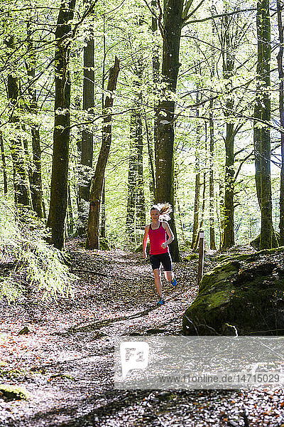 Frau joggt im Wald