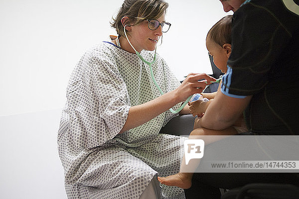 Reportage aus der pädiatrischen Notaufnahme eines Krankenhauses in Haute-Savoie  Frankreich. Ein Arzt untersucht einen jungen Patienten.