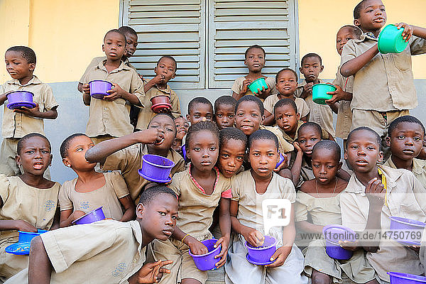 Meal distribution. Primary School Adjalle.