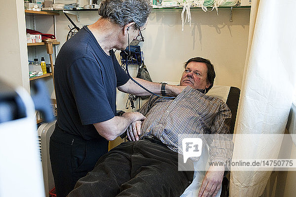 AUSCULTATION ELDERLY PERSON