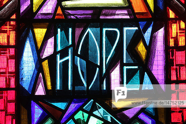 Kirche der Heiligen Dreifaltigkeit. Genf. Buntes Glasfenster. Die Hoffnung.