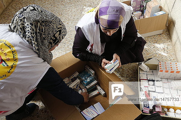 Physicians for Human Rights  eine israelische NRO  betreibt offene Kliniken im Westjordanland. Krankenschwestern sortieren Medizin.