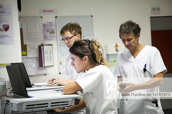 Reportage aus der pädiatrischen Notaufnahme eines Krankenhauses in Haute-Savoie  Frankreich. Krankenschwestern und ein Arzt.