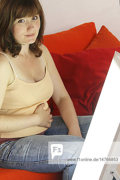 PREGNANT WOMAN LIGHT THERAPY