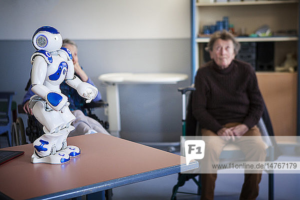 Reportage in the ‘Balcons de Tivoli’ nursing home in the Bordeaux region of France which is equipped with a Zora robot. Zora is a software solution developed by QBMT to pilot the NAO robot designed by Aldebaran. The humanoid NAO equipped with Zora software is used by employees of the nursing home as well as during gym sessions. Zora talks sings dances and moves to come into contact with the residents. The residents take part in a gym session run by a sports educator.