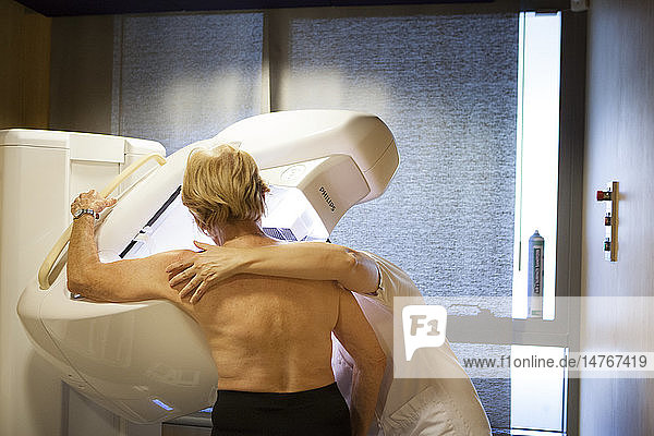 Reportage in einem Radiologiezentrum in Haute-Savoie  Frankreich. Ein Techniker führt eine Routine-Mammographie durch.