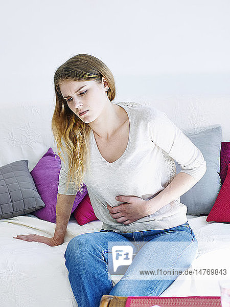 Frau mit Unterleibsschmerzen