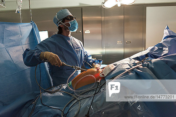 Reportage im gynäkologischen Operationsblock der Lenval-Klinik  Nizza  Frankreich. Laparoskopische Entfernung eines Fibroms mit einer 3D-Kamera. Der Chirurg und die Assistentin tragen eine 3D-Brille  die ein hochwertiges Ergebnis auf dem Bildschirm liefert.