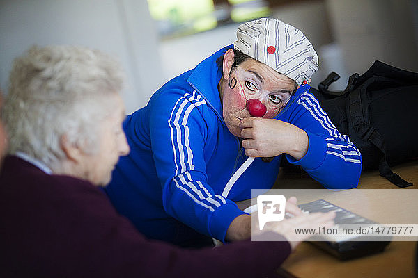 Reportage über die Clowns des Vereins les InstantaNez in einem Pflegeheim in Haute-Savoie  Frankreich.
