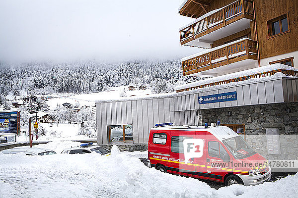 Reportage über einen Bergrettungsarzt  der in den beiden Skigebieten Carroz und de Flaine in Haute-Savoie  Frankreich  arbeitet. Er behandelt Skifahrer und Snowboarder  die sich auf der Piste verletzt haben.