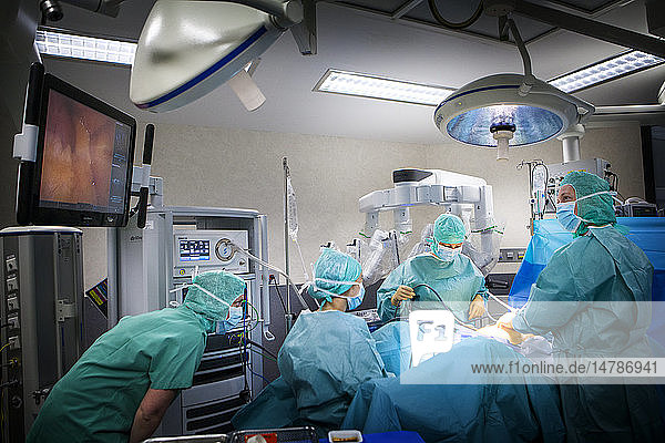 Reportage in einem Operationssaal während einer Hysterektomie mit dem da Vinci Roboter®. Der Chirurg wählt Eintrittspunkte für die 4 Arme des Roboters. Einer der Einstiegspunkte ist für die Kamera.