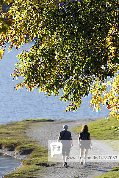 Passy-See. Ehepaar zu Fuß.