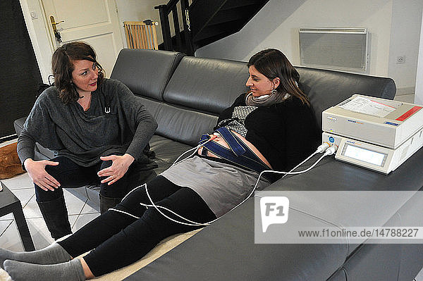 Reportage in einer freiberuflichen Hebammenpraxis in Ham  in der Region Somme  Frankreich  bei Hausbesuchen. Durchführung von Fötalüberwachung und Geburtsvorbereitungskursen.
