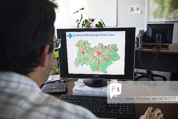 Reportage on the observatory accredited by the French Ecology  Sustainable Development and Energy Ministry to provide surveillance and information on air quality in the Auvergne-Rhone-Alpes area of France. A map showing pollution issuing from the main road network.
