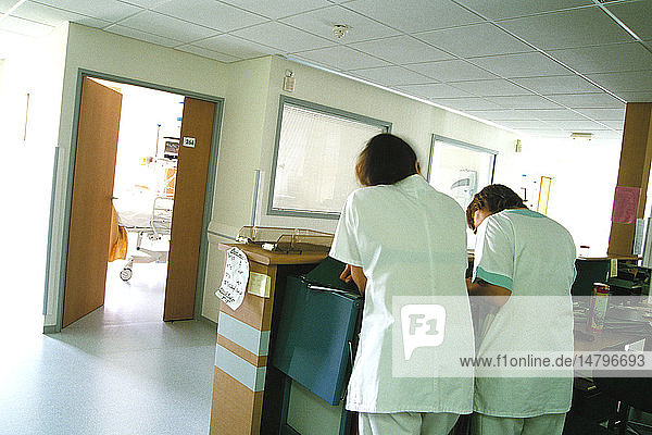 NURSE WITH PATIENT´S RECORD