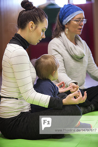 Reportage über eine Mutter-Baby-Yoga-Sitzung. Während der Sitzung demonstriert die Lehrerin verschiedene Übungen  die sich auch zu Hause leicht nachmachen lassen. Diese Übungen ermöglichen es den Teilnehmerinnen  innezuhalten und sich zu entspannen und diesen Moment mit ihrem Baby zu teilen. Sie ermöglichen auch die Kräftigung der Tiefenmuskulatur des Beckenbodens und des Unterleibs.