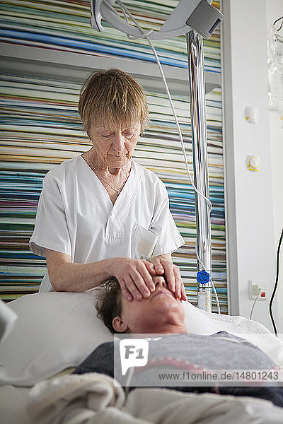 Reportage on the practice of relational touch in an oncology outpatient service in a hospital. Christine  a nurse who is trained in relational touch  works with cancer sufferers 3 days a week during their chemotherapy sessions. Relational touch improves well-being  helps relaxation  eases pain and helps enter into contact with the patient.