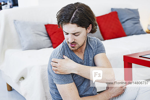 Mann mit Schulterschmerzen