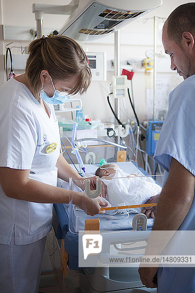 Reportage aus der Neonatologie der Stufe 2 in einem Krankenhaus in Haute-Savoie  Frankreich. Eine Krankenschwester kümmert sich um ein Neugeborenes mit Atembeschwerden  das Fruchtwasser eingeatmet hat.