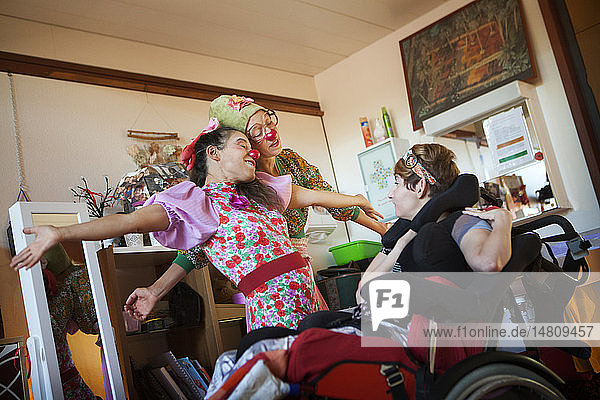 Reportage über zwei Clowns  die dem Verein Hopiclowns angehören. Sie treten in einem Heim für behinderte Erwachsene in Genf  Schweiz  auf.