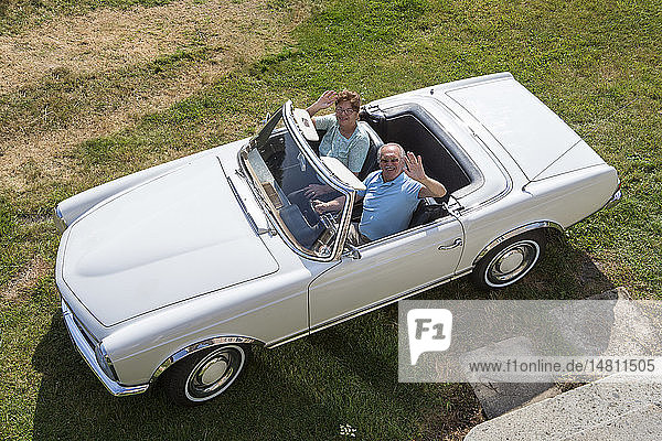 Älteres Paar in einem Auto.