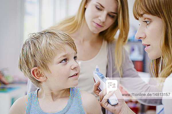 Doctor measuring a child´s temperature.
