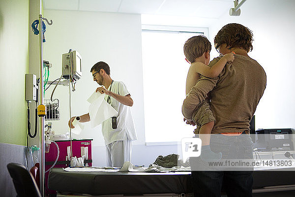 Reportage aus der pädiatrischen Notaufnahme eines Krankenhauses in Haute-Savoie  Frankreich. Eine Krankenschwester bereitet sich auf die Untersuchung eines jungen Patienten vor.