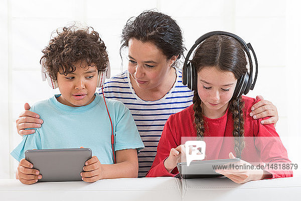 Kinder schauen auf ein digitales Tablet.