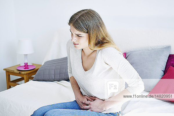 Frau mit Unterleibsschmerzen