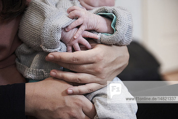 Reportage über eine Hebamme in Lyon  Frankreich. Ein 2 Wochen altes Baby mit seiner Mutter.