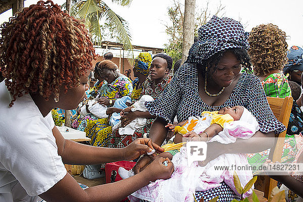 Reportage in einem Gesundheitszentrum in Lome  Togo. Impfung.