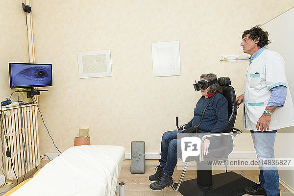 Reportage on a physiotherapist who practices vestibular rehabilitation on patients suffering from dizziness. A patient suffering from benign paroxysmal positional vertigo (BPPV). A session in a swivel chair and a videonystagmoscopy mask that films the eye using infrared enabling analysis of the stability of eye movement.