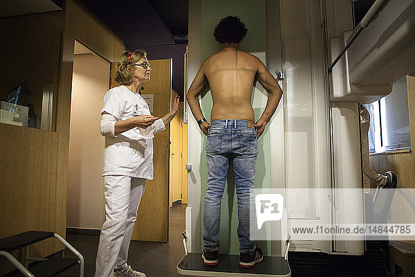 Reportage in einem Radiologiezentrum in Haute-Savoie  Frankreich. Obligatorische Lungenröntgenuntersuchung für Asylbewerber.