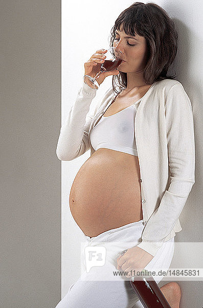 PREGNANT WOMAN DRINKING
