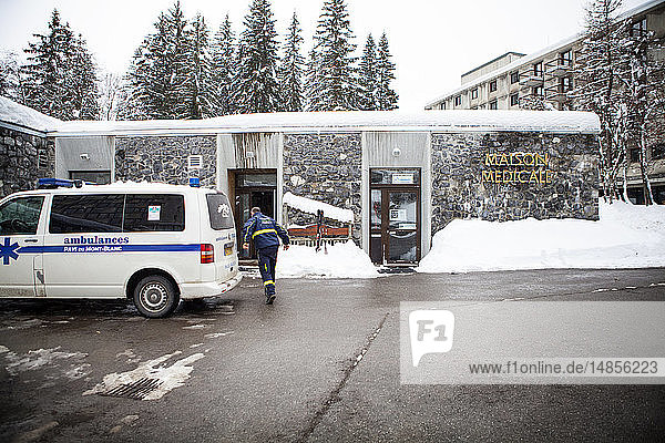 Reportage über einen Bergrettungsarzt  der in den beiden Skigebieten Carroz und de Flaine in Haute-Savoie  Frankreich  arbeitet. Er behandelt Skifahrer und Snowboarder  die sich auf den Pisten verletzt haben. Ein Rettungssanitäter vor der Arztpraxis.