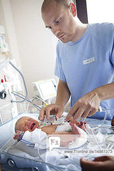 Reportage in der Neonatologie der Stufe 2 in einem Krankenhaus in Haute-Savoie  Frankreich. Ein Neugeborenes mit Herzrhythmusstörungen macht mit einer Krankenschwester ein EKG.