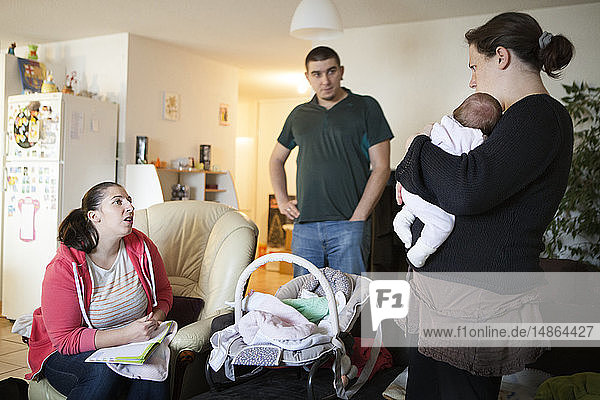 Reportage über eine unabhängige Hebamme bei Hausbesuchen nach der Geburt. Die Hebamme berät die frischgebackenen Eltern.