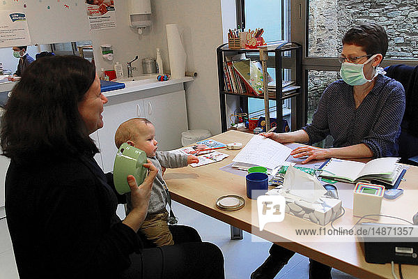 Reportage in einem französischen Mütter- und Kinderschutzzentrum in Chateaubriant  Frankreich. Konsultation mit einem Kinderarzt.