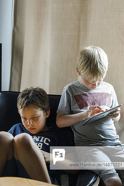 Jungen nutzen digitale Tablets