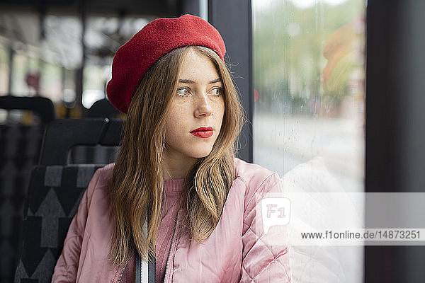 Junge Frau  die im Bus reist