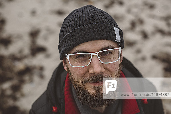 Porträt eines jungen bärtigen Mannes mit Brille