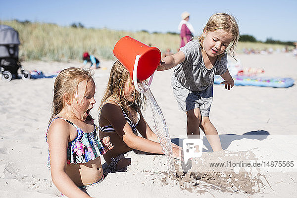 Mädchen spielen am Sandstrand