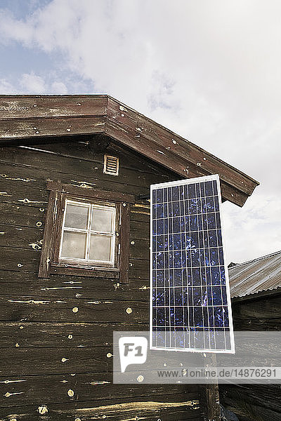 Sonnenkollektoren auf einem Holzhaus