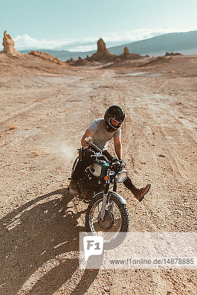 Motorradfahrer genießt Stunts  Trona Pinnacles  Kalifornien  USA