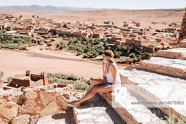 Frau geniesst Blick auf Stufen  Ouarzazate  Souss-Massa-Draa  Marokko